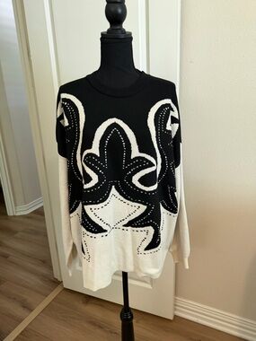 Black & White Graphic Crewneck Sweater - Women
